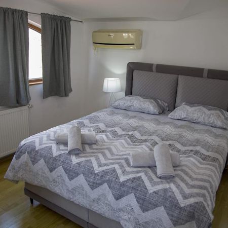 Apartmani Kamelia โมสตาร์ ภายนอก รูปภาพ